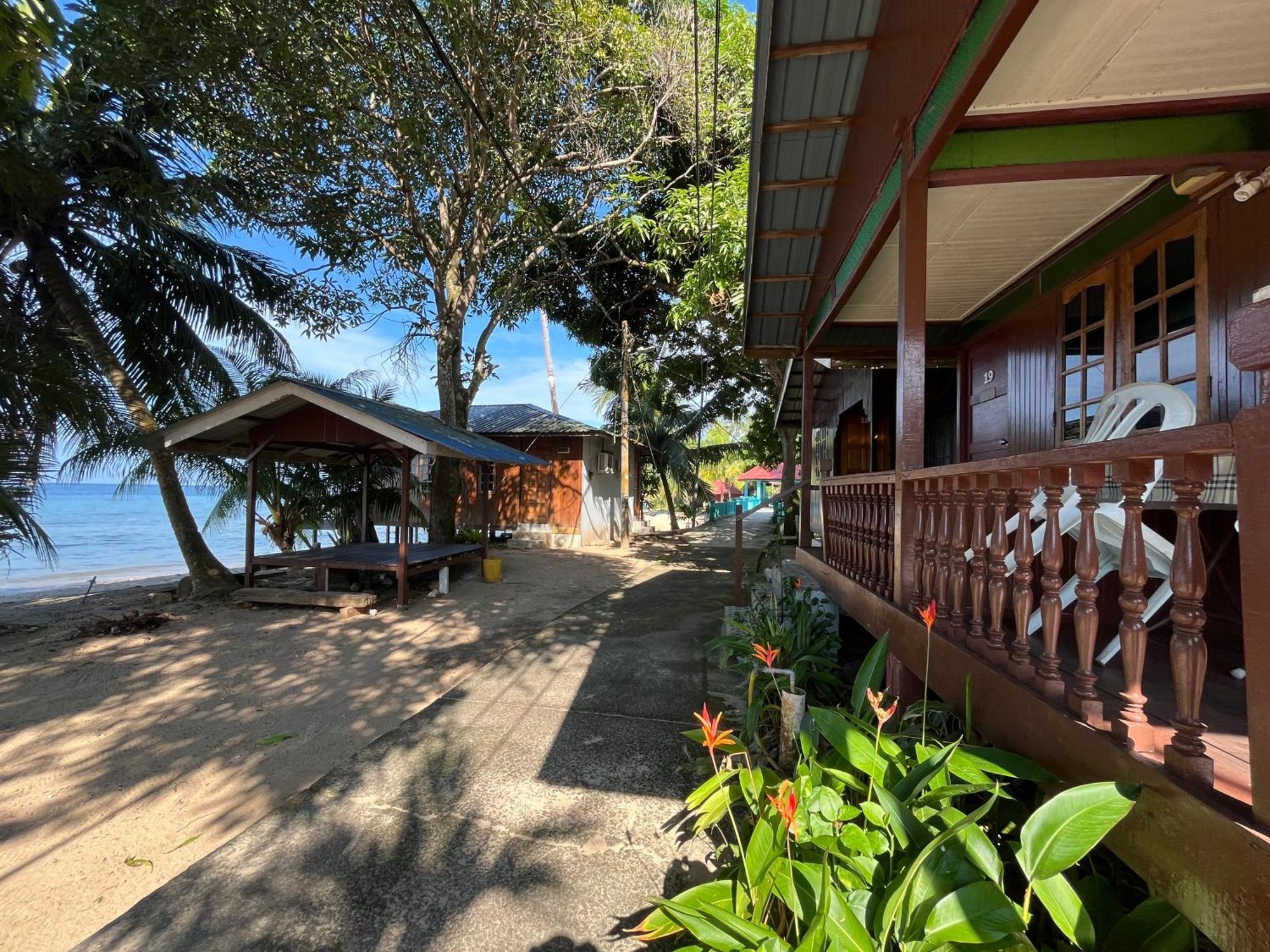 Sri Sentosa Chalet Kampong Mukut Exterior photo